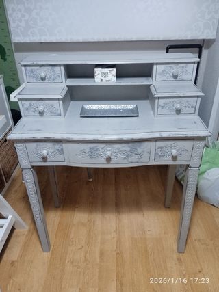 Mueble de madera pintado gris y blanco