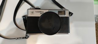 Cámara Yashica MG-1 con funda