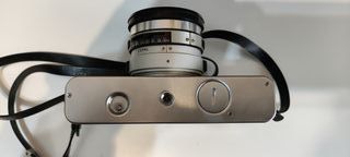 Cámara Yashica MG-1 con funda