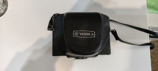 Cámara Yashica MG-1 con funda