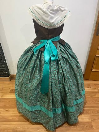 Traje a la antiga  verde y marron