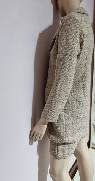 Conjunto Falda talla M y Blazer Talla L color bieg