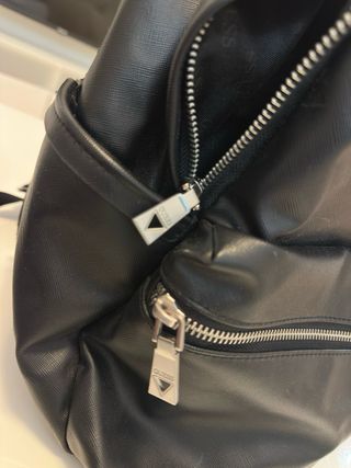 Mochila Guess Negra Cuero