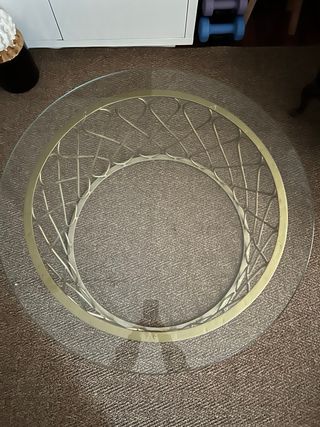 Mesa centro estructura de forja dorado y cristal