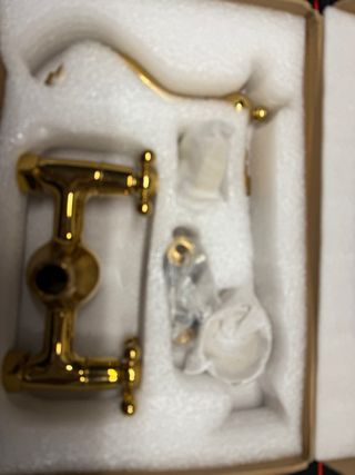 Grifo de metal dorado