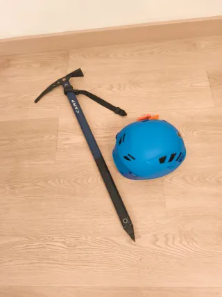 Casco y piolet CAMP