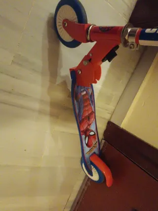 Patinete Spiderman Hipercor 3-5 años.