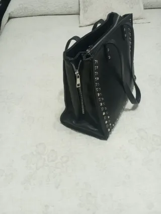 Bolso negro con tachuelas y cadena