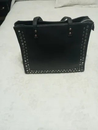 Bolso negro con tachuelas y cadena