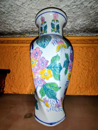 Jarrón de cerámica con flores