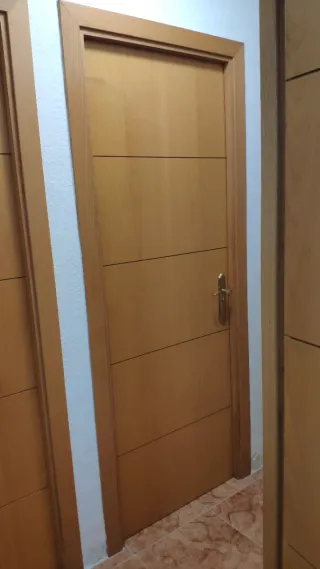 Puertas de interior madera (5 sin cristal, 2 con)