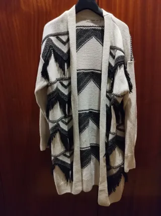 Casaco de malha comprido bege e preto