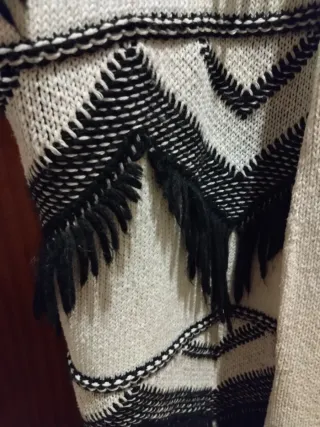 Casaco de malha comprido bege e preto