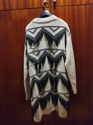 Casaco de malha comprido bege e preto