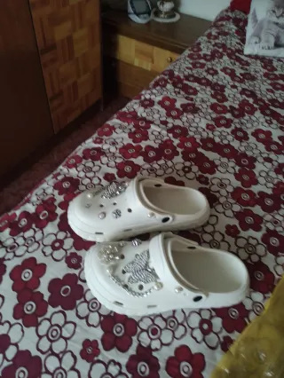 Zuecos blancos con adornos plateados