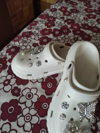 Zuecos blancos con adornos plateados