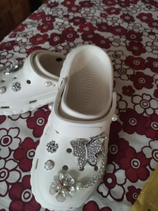 Zuecos blancos con adornos plateados