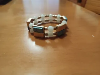 Pulsera chica dorada y blanca