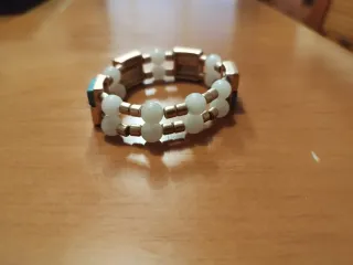 Pulsera chica dorada y blanca