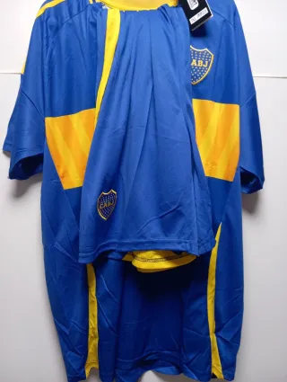 Conjunto deportivo hombre azul y amarillo.
