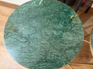 Tavoli ausiliari in marmo verde e dorati