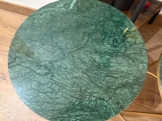 Tavoli ausiliari in marmo verde e dorati