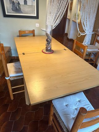 Mesa extensible y 4 sillas madera  abierta (8-10 )