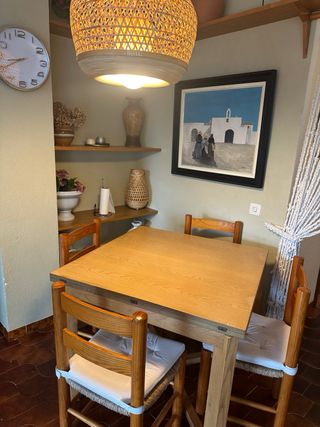 Mesa extensible y 4 sillas madera  abierta (8-10 )