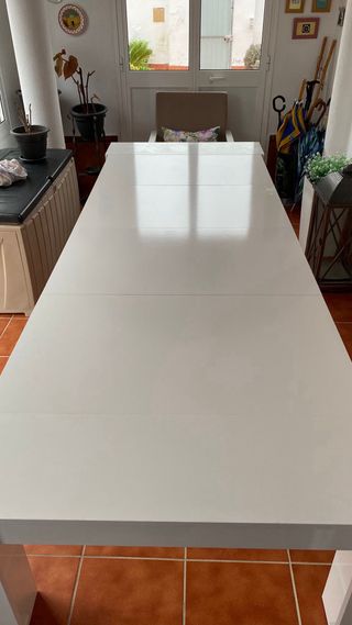Mesa blanca moderna