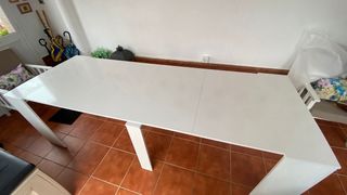 Mesa blanca moderna