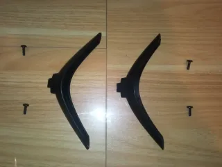 Patas de TV TD Systems 32 con tornillos.