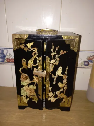 Joyero antiguo con incrustaciones