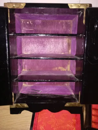 Joyero antiguo con incrustaciones