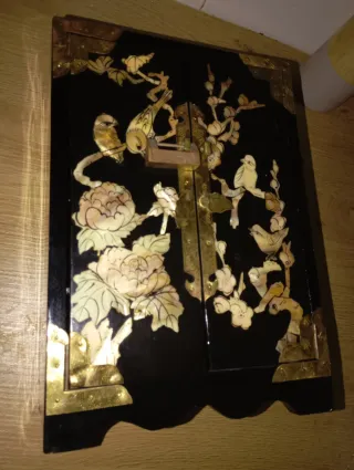 Joyero antiguo con incrustaciones