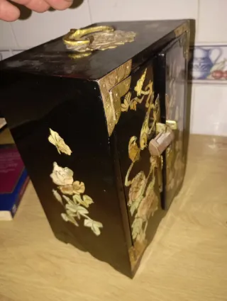 Joyero antiguo con incrustaciones