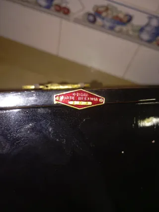 Joyero antiguo con incrustaciones