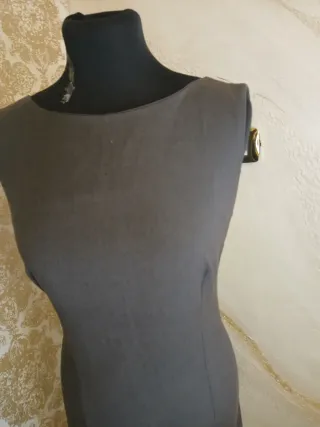 Abito elegante con scollo sulla schiena