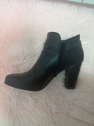 Botines negros con hebilla