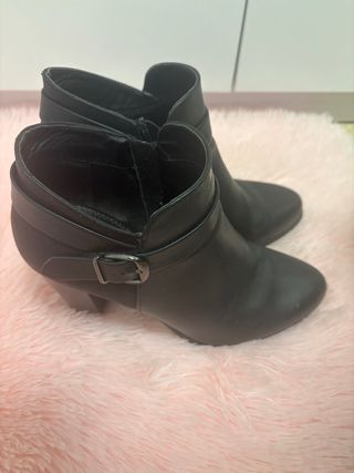 Botines negros con hebilla