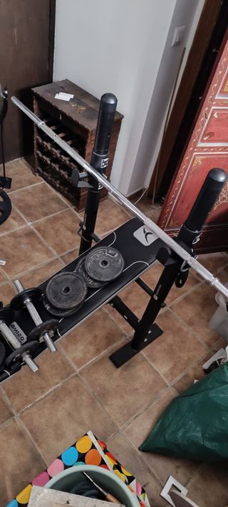 Banco de Gimnasio, barra y mancuernas.