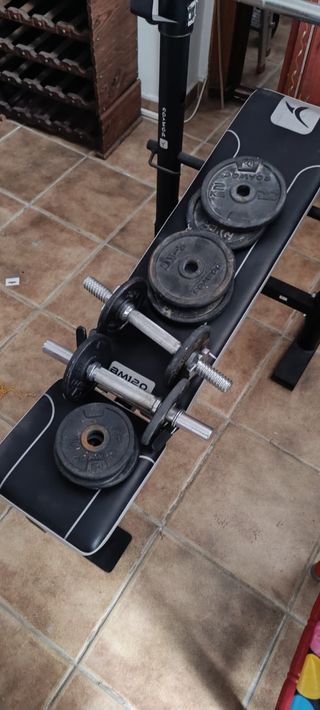Banco de Gimnasio, barra y mancuernas.