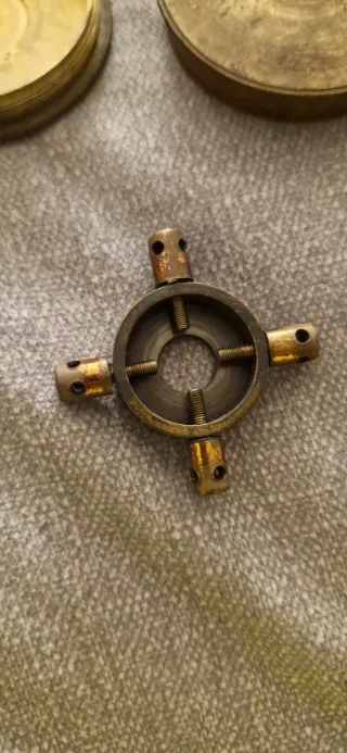 Base de latón con tornillos