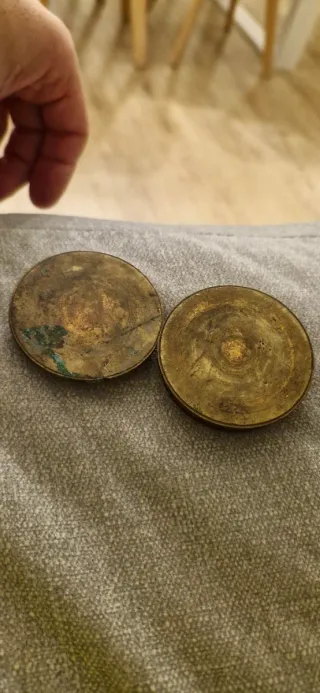 Base de latón con tornillos