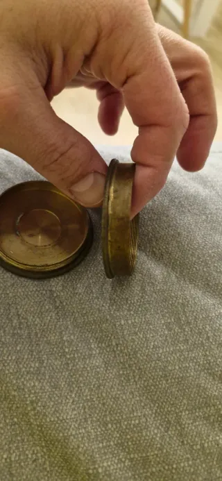 Base de latón con tornillos