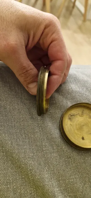 Base de latón con tornillos