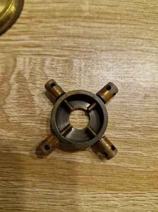 Base de latón con tornillos