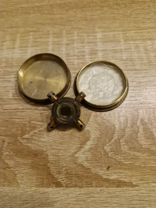 Base de latón con tornillos