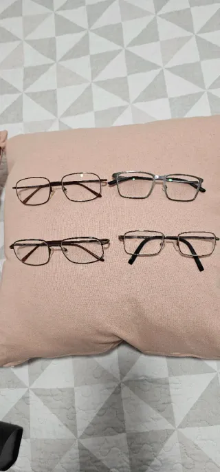 Monturas de gafas negras y plateadas