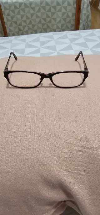 Monturas de gafas negras y plateadas