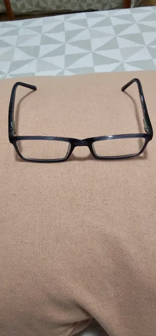 Monturas de gafas negras y plateadas